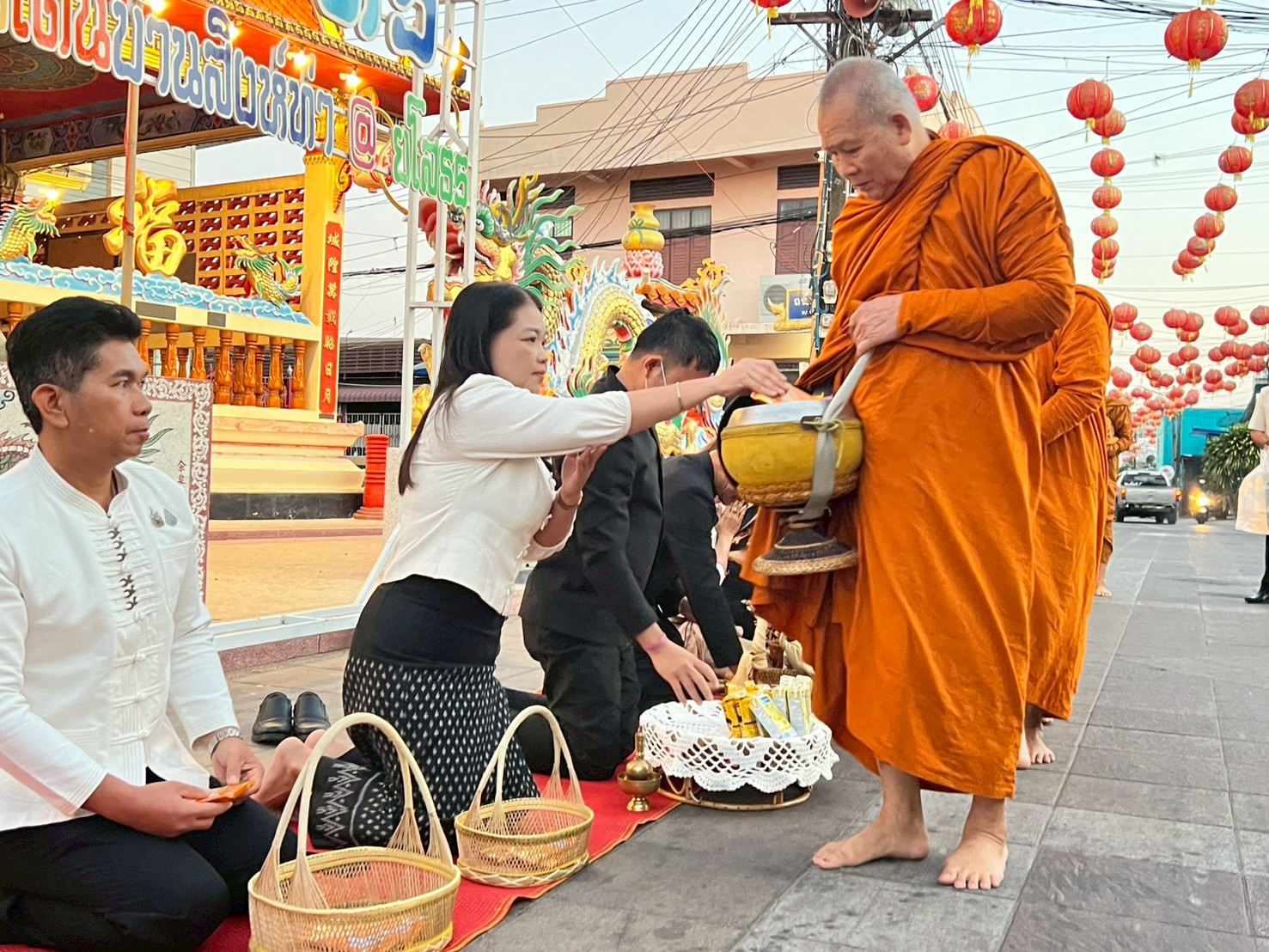 title - ส.ป.ก.ยโสธร ร่วมกิจกรรมทำบุญตักบาตรย้อนยุค วิถีถิ่น วิถีไทย ณ ถนนคนเดินยโสธร เมืองเก่าบ้านสิงห์ท่า ประจำปีงบประมาณ พ.ศ.2569